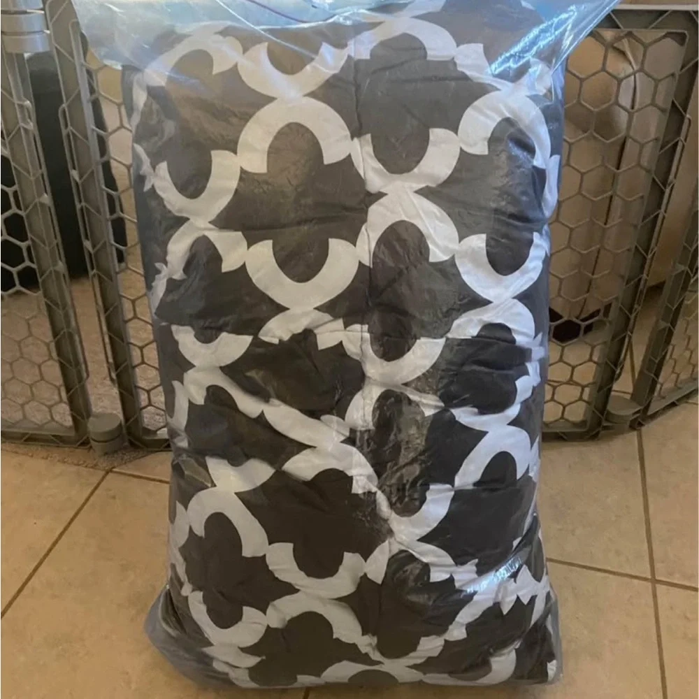 UTOPIA Gray and White Geometric Comforter Full Size 82”x 86” 100% Microfiber